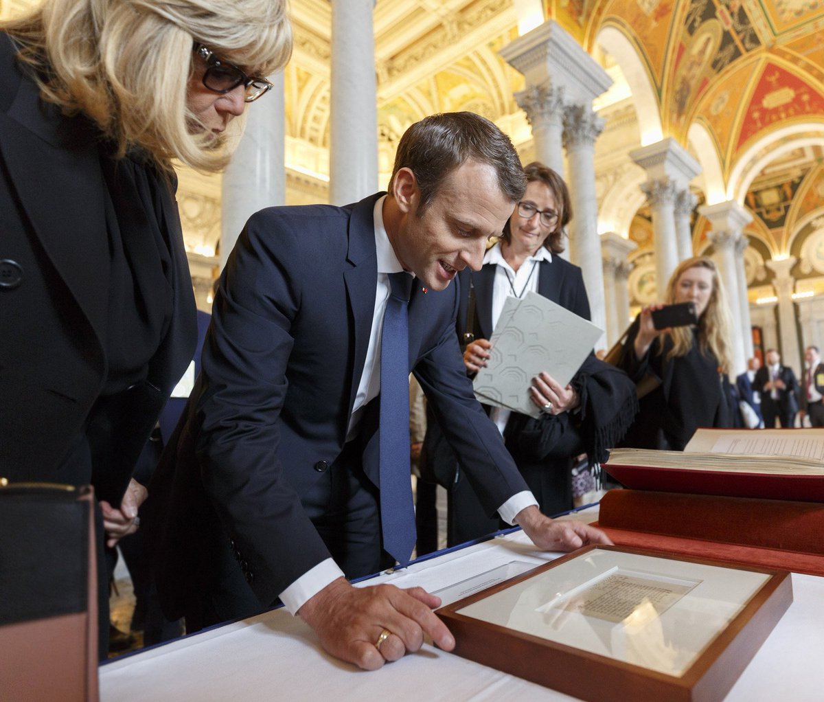 geneaalacarte's tweet photo. Library of Congress and Bibliothèque nationale de France announce collaboration on international digital content @laBnF @LibnOfCongress @librarycongress #archives #genealogie #genealogy https://t.co/Ys2zzF9y1j via @geneaalacarte https://t.co/9WX3GlZ5vj