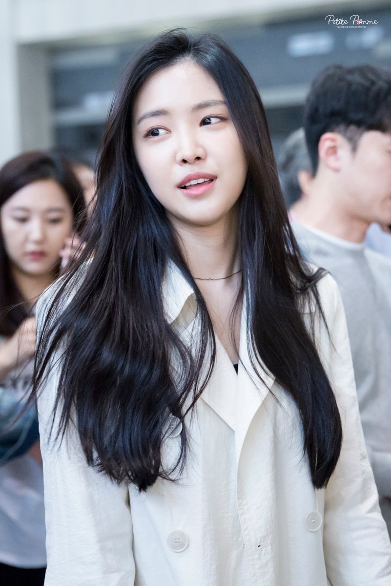 PetitePomme0210's tweet photo. 180426 김공출국 #에이핑크 #손나은(@Apinksne) #Apink #나은 #naeun https://t.co/QpMm6zFOIb