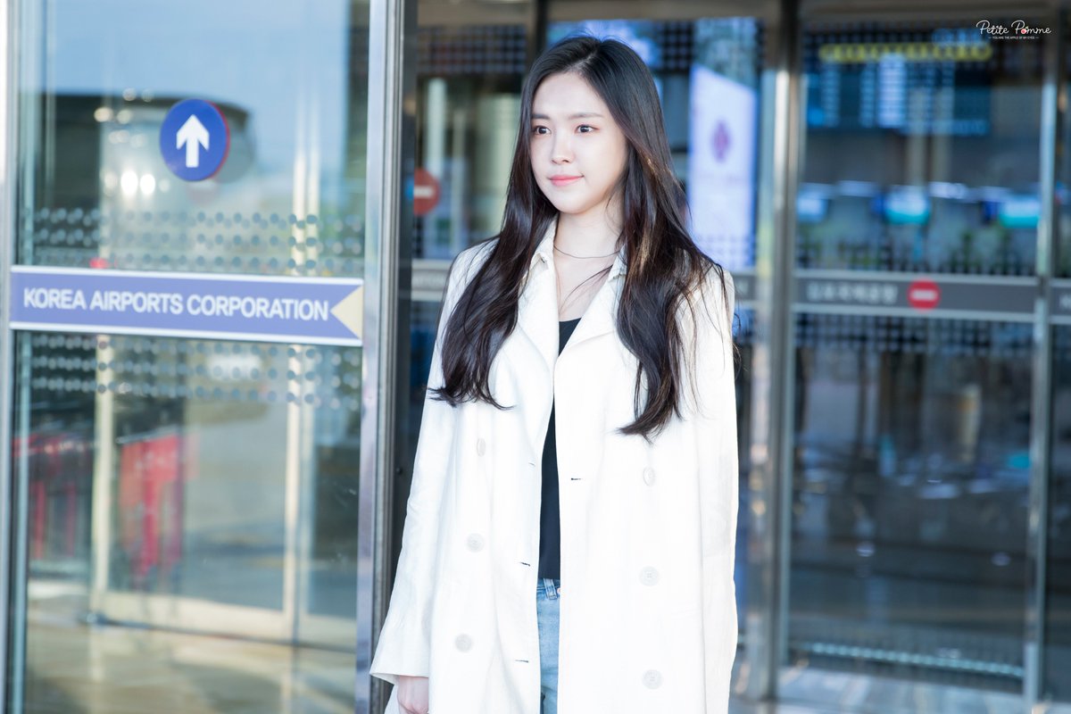 PetitePomme0210's tweet photo. 180426 김공출국 #에이핑크 #손나은(@Apinksne) #Apink #나은 #naeun https://t.co/QpMm6zFOIb