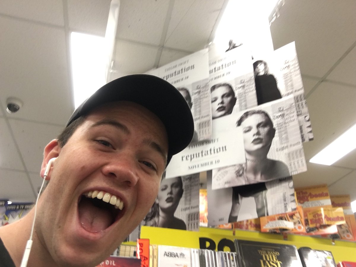 taylorsrep13's tweet photo. hi TN!
i’m jake and i’m from adelaide
for the rep tour, i’ll be travelling too:
-melbourne (26th oct) section A10, row N
-sydney (2nd nov) section 605, row 28
-brisbane (6th nov) SNAKE PIT 2
I LOVE YOU ✨🌹
#reputationStadiumTour #repTour13Days
@taylorswift13 @taylornation13 https://t.co/UOswqakIZC
