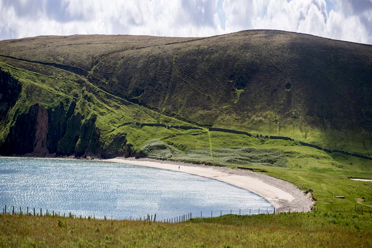ShetIslandsCll's tweet photo. There are 18 #CommunityCouncils in #Shetland who make a positive impact to their local communities. In #Fetlar for example, they've worked to maintain the @KSBScotland #BeachAward for #Tresta beach, with more improvements due this summer. #CelebrateCCs https://t.co/oUr0KTKLin https://t.co/hlmHVKbpGI