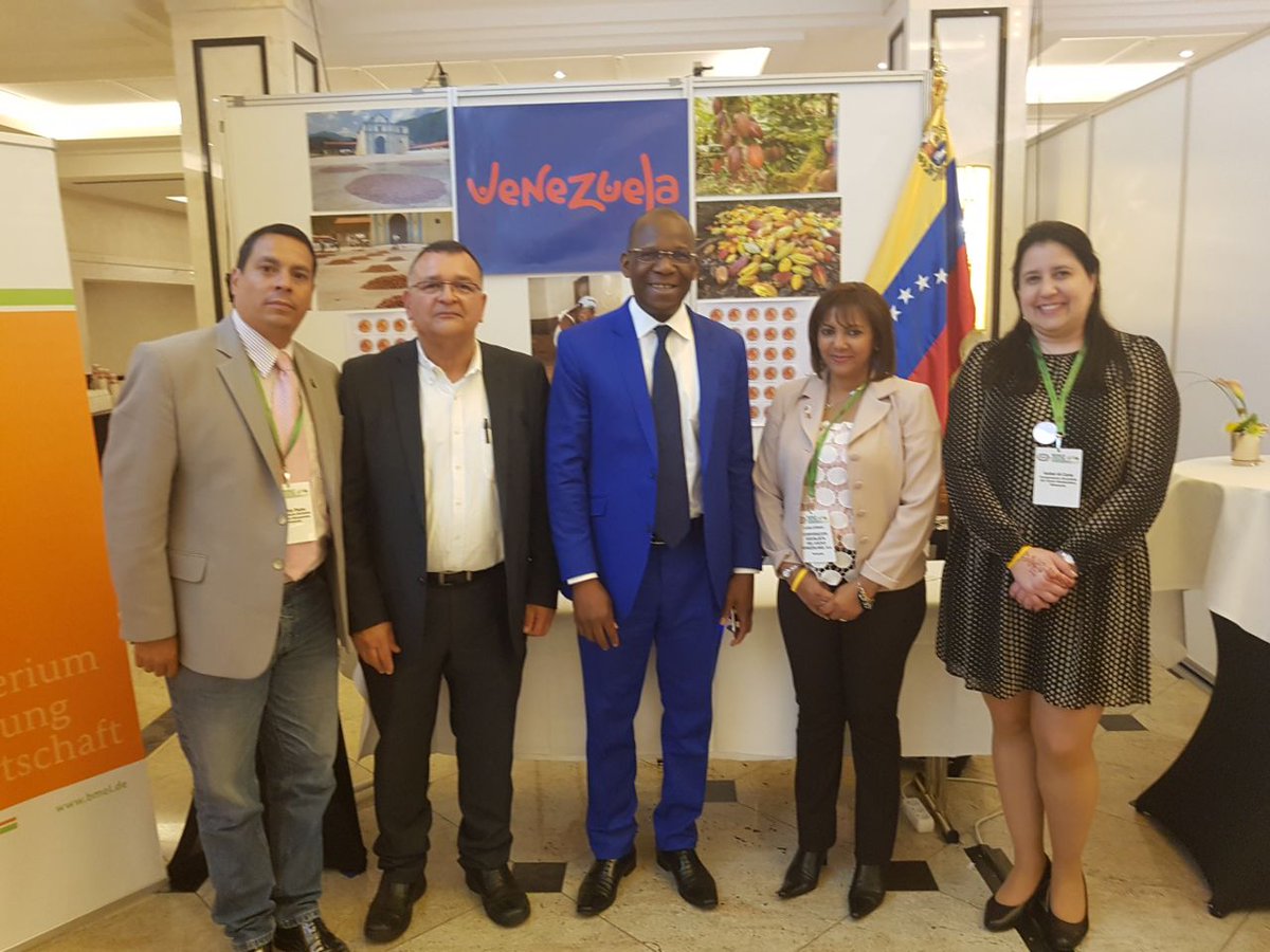 EmbaVEAlemania's tweet photo. #NOTICIA | Venezuela presente en la 4ª Conferencia Mundial del Cacao https://t.co/kDxabFYz4U @WorldCocoaConf #WCC4BERLIN @jaarreaza @wcastroPSUV @yvangil @ManigliaOrlando @Luisaurbaez25 @CancilleriaVE @MinPPAPT @Corpocacao @CacaoOderi https://t.co/GzFGMcP9vx