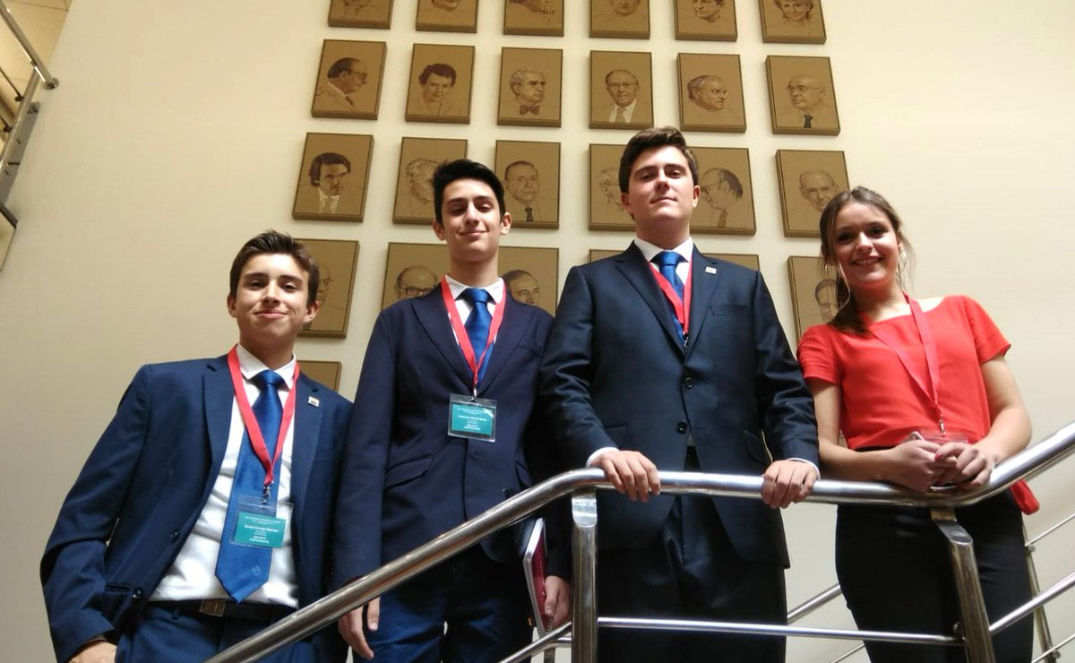 Novaschool_es's tweet photo. Nuestros alumnos ya están preparados en el @Senadoesp para representar a @Novaschool_es #Añoreta en la final del #DebateEscolar Lo vais a hacer genial! 😉 https://t.co/Gl9iAGY7U4