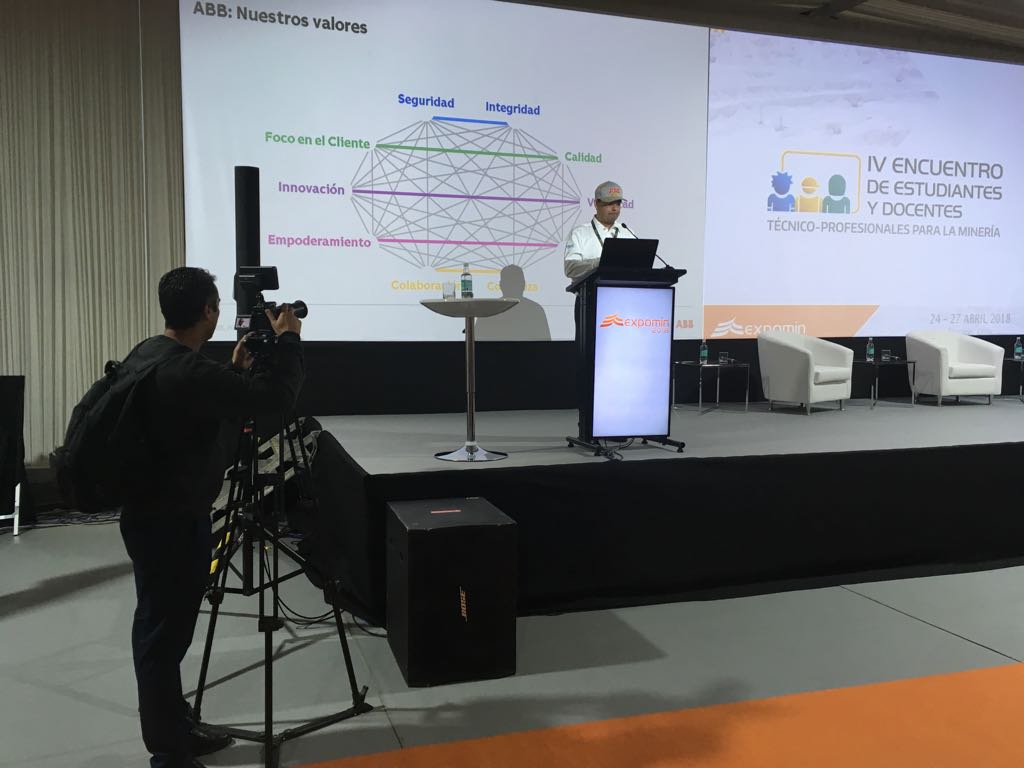 ABBenChile's tweet photo. Ayer en el IV Encuentro de Estudiantes y Docentes Técnico profesionales para la Minería de #Expomin2018, nuestro Country Manager @MarceloSchumac7, destacó los beneficios del Programa #GoLiveABB de @ABBUniversityCL #ABBenExpomin #ABB_Ability #Digitalizacion https://t.co/4tmUuclNhm