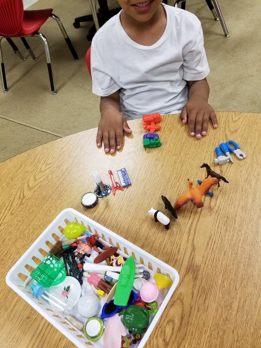 AmyWhitworthSLP's tweet photo. Classification fun! Can you sort the objects into groups? ##pvessuccess #ccsdtn https://t.co/yJ4nYWXH2i