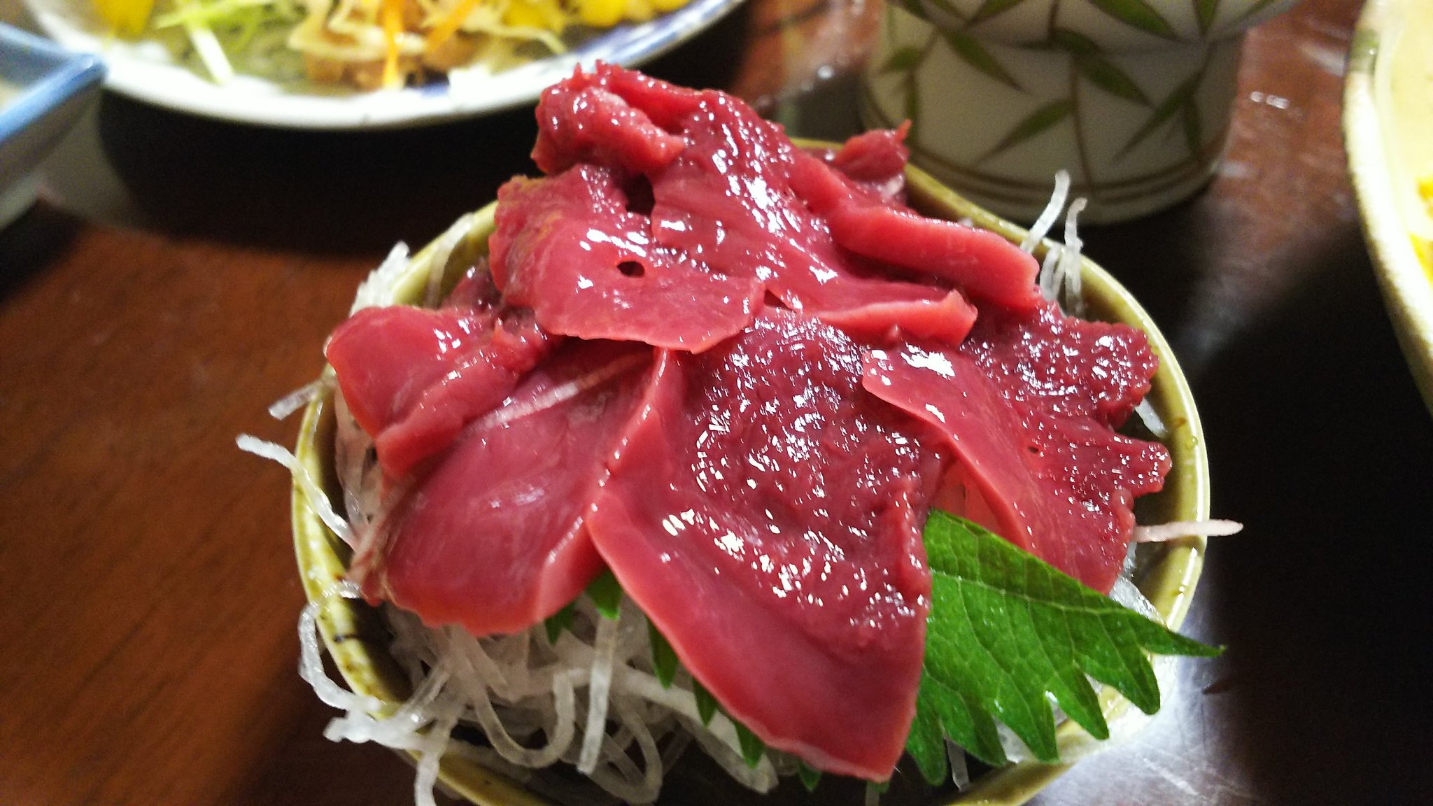 マジっすか 気仙沼市居酒屋ピンポンに初訪 ほぼ満席の店内は賑やかで元気がある 新鮮な海の幸 中でもモウカザメの心臓はまるでレバ刺しを食べているようだった 翌朝は市場の食堂で海鮮丼を2個も食べてしまった 1080円と0円 値段以上の美味しさ