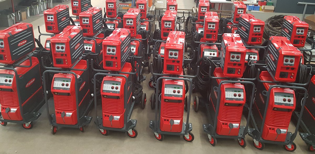 EQIN_EU's tweet photo. 20 nieuwe #Fronius #Transsteel 3500 lasinstallaties zijn in hoog tempo opgebouwd en klaargemaakt door ons team in Botlek Rotterdam.
Vandaag gaan ze de deur uit voor levering aan onze klant HSM Steel Structures in Schiedam. https://t.co/MYoyDIu76O