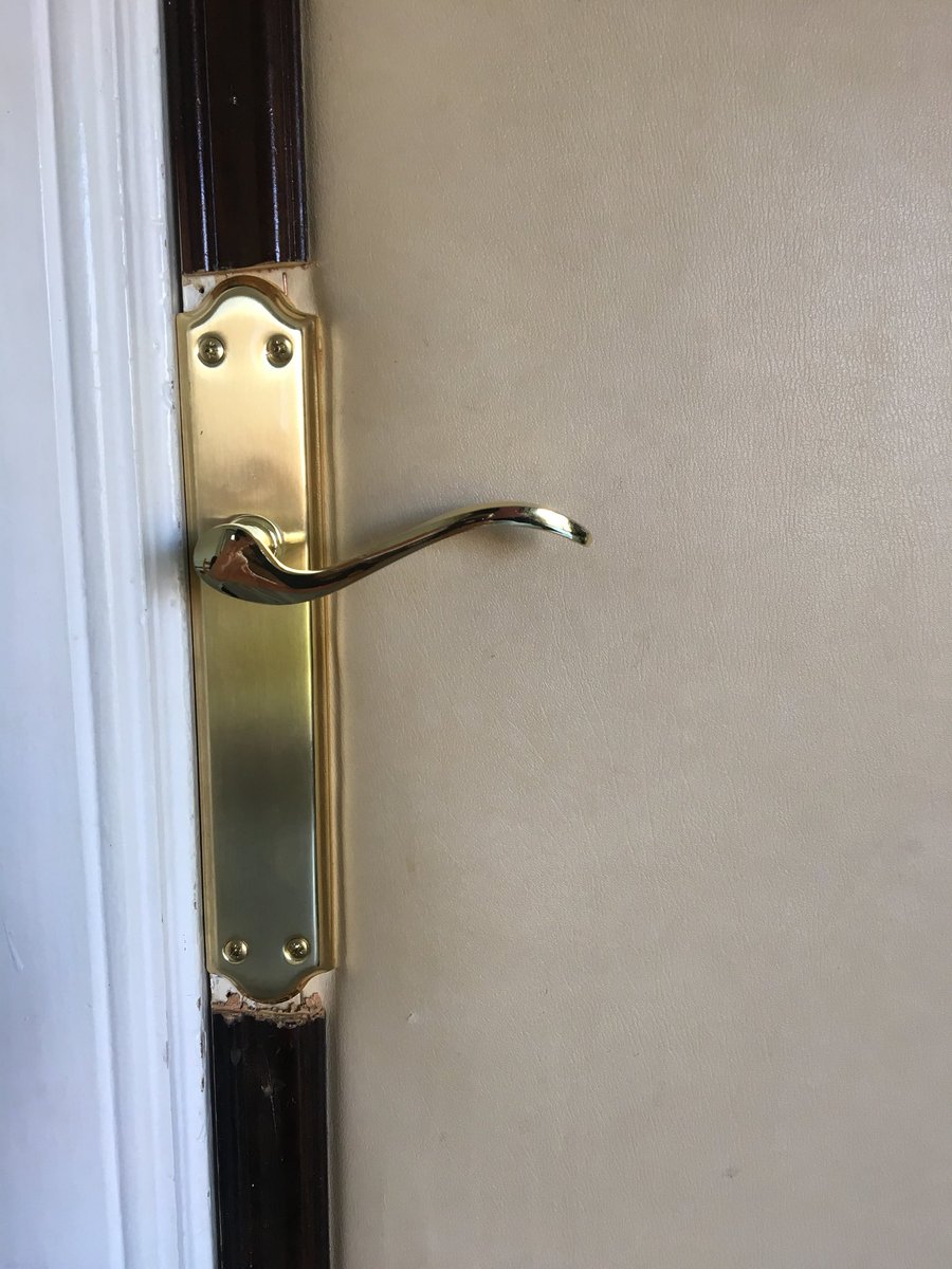 pablete14's tweet photo. 3 meses esperando que @GuinotPrunera repare puerta de cocina (incidencia notificada apenas entré al piso) así “repara” la inmobiliaria...dejo foto de otra puerta del piso para que comparen🙈 @consellCAF #pis #lloguer #Barcelona #alquiler #piso #quécutre https://t.co/W0wWGZBWtO