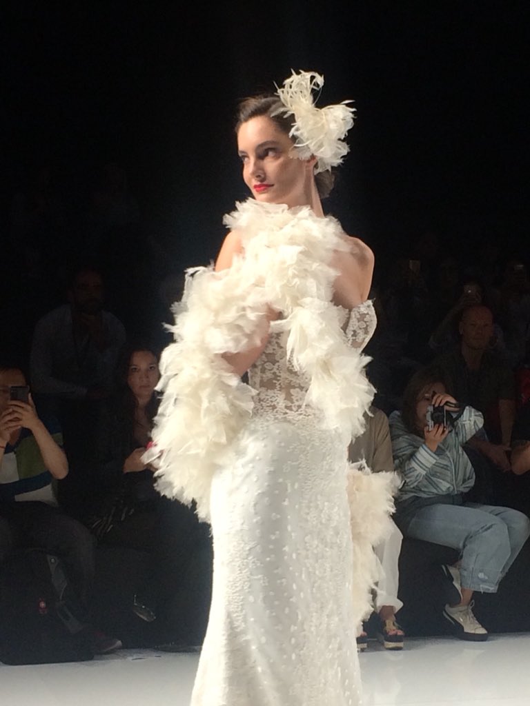 Tot un homenatge a Moulin Rouge a la segona part de la desfilada de <a href="/CymbelineParis/">Cymbeline</a>. Plomes &amp; cotilles: sinònim d’èxit. @BCNbridalweek #bbfw18