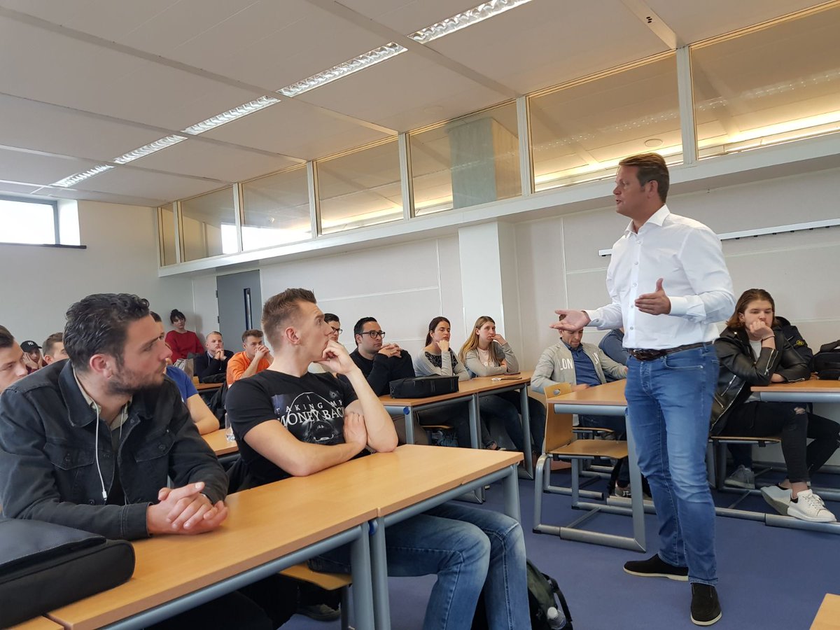Vandaag kregen de studenten een #masterclass van <a href="/PeakValue/">Peak Value</a> tijdens de #ondernemerstuin. Het was een leerzame masterclass. Bedankt Marcel! #adondernemen