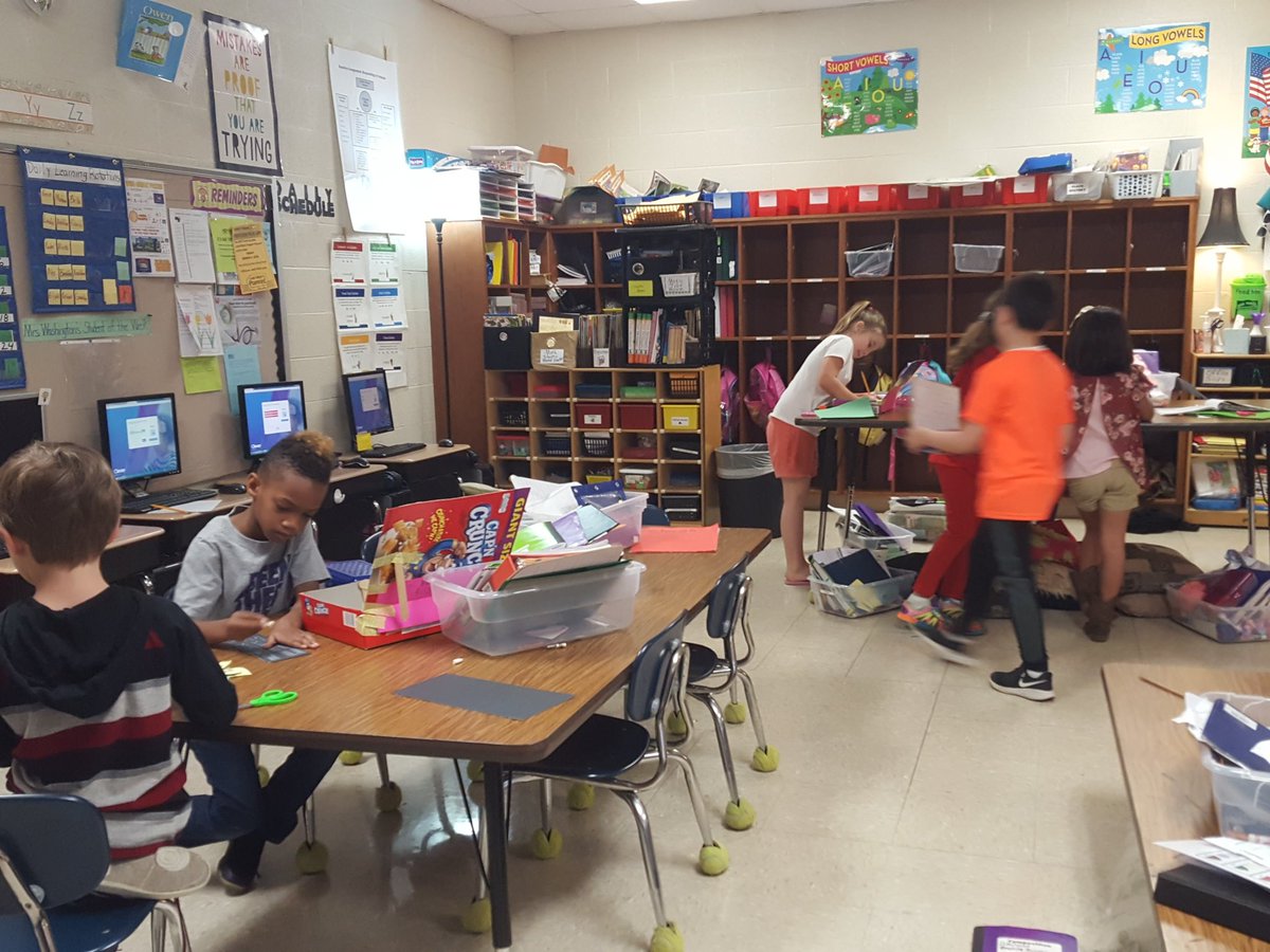 we4rblesd2's tweet photo. @howellprincipal #WashingtonWarriors1718 working on their choice researched project! #4Csinprogress #buzzworthy #gettingreadyfor2ndgrade #GrowMaury #learningisfun https://t.co/S9SuGhzTAM