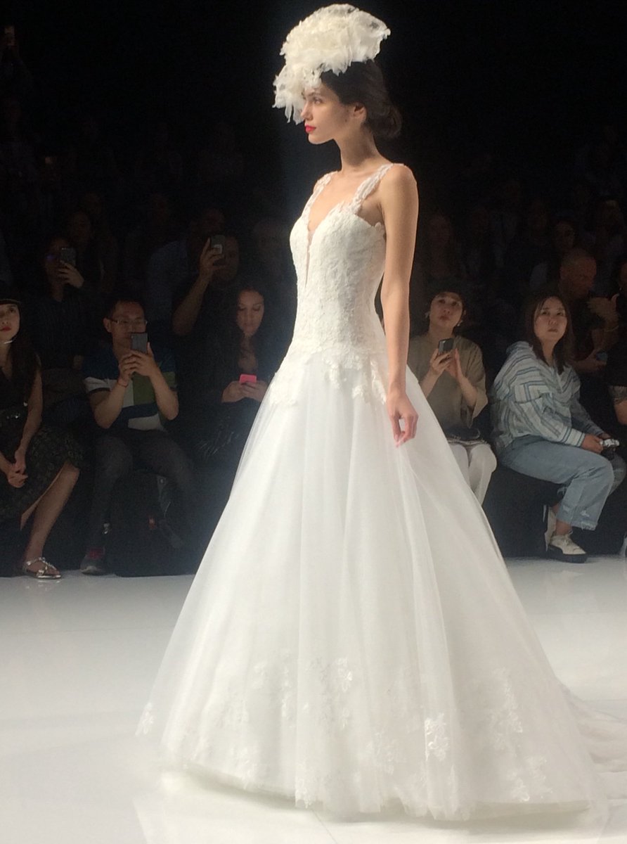 La firma <a href="/CymbelineParis/">Cymbeline</a> ens porta al cor de Montmartre i els seus pintors amb vestits amb flors, tul i organdí. #BBFW18 #brides