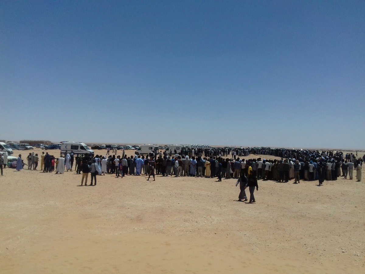 Rasd_TVOficial's tweet photo. Reciben sepultura los ciudadanos #saharauis fallecidos en el avión siniestrado en Argel https://t.co/yZwDUg4TEU