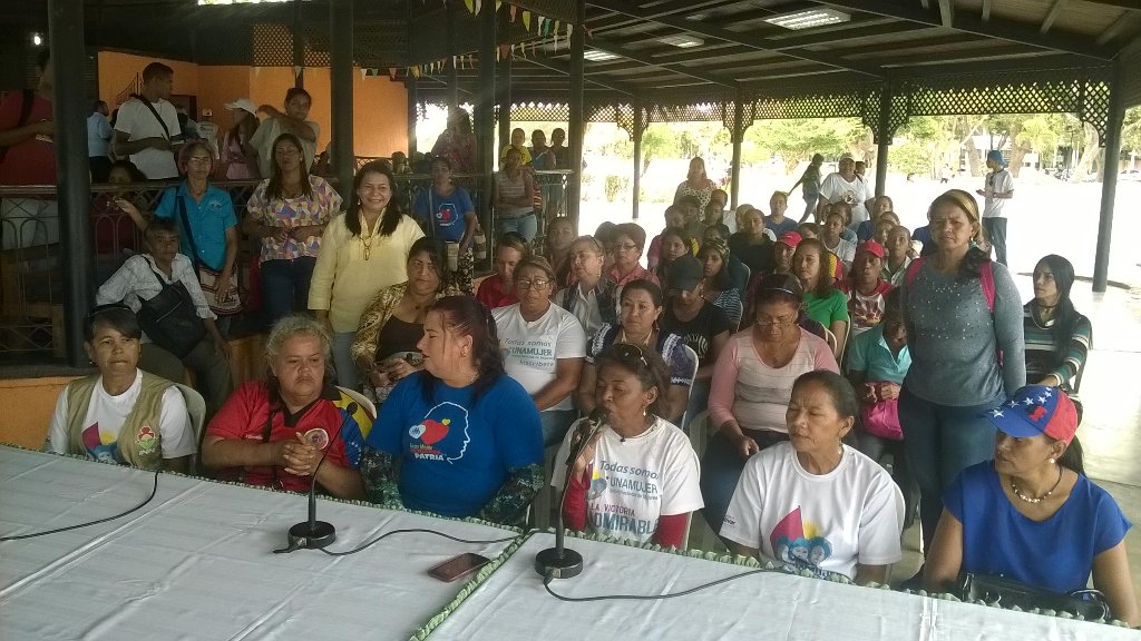 InsMamaRosaBol's tweet photo. Aquí estamos las mujeres de la patria, mostrando nuestro apoyo y respaldo a nuestro Pdte. @NicolasMaduro https://t.co/l6fANhD20d