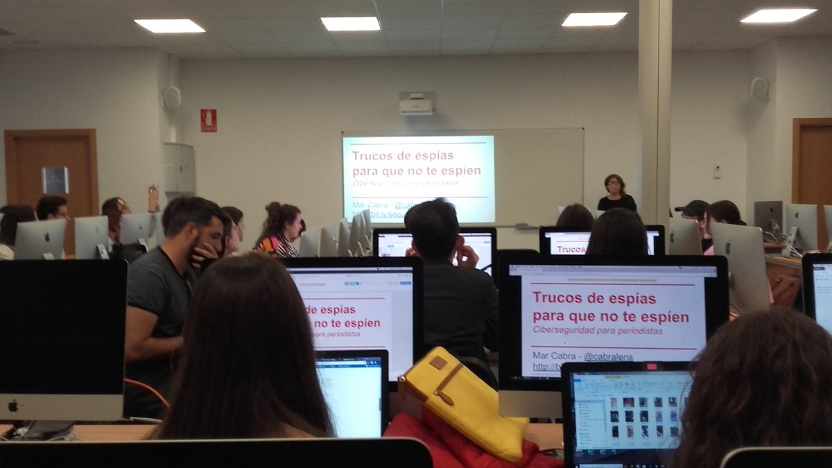 Comienza el taller: Trucos de espías para que no te espíen. Con <a href="/cabralens/">Mar Cabra</a> #periodismoUMA
