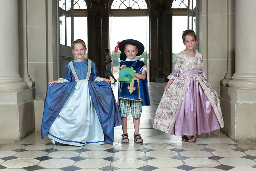 ChateauVLV's tweet photo. @Montpoupon @ChateauAmboise @ChateauduRivau @Cite_Loches @forteresschinon @domainechambord @Chateaucheverny @chateaudeblois @CVersailles @CFontainebleau Au @ChateauVLV les visites guidées pour enfants se font en costumes. Immersion garantie ! #battleguide #MuseumWeek2018 #MuseumWeek https://t.co/b4s6PluCHS