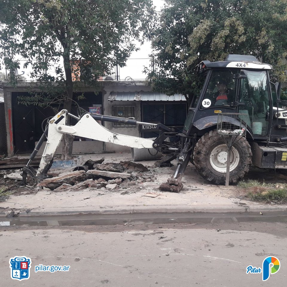 SGTIIIPilar's tweet photo. Estamos haciendo bocas de tormenta con entubado y limpiando el canal de desagüe en Calle Saavedra Lamas, Villa Rosa. @NicoDucote @juanmoraco @MunicipioPilar https://t.co/QMXebps887
