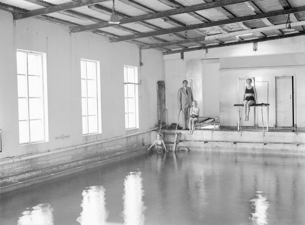 Ákvað að prófa að lita(colorize) svarthvíta mynd. "Þetta er örugglega ekkert mál, skítlétt"-hugsaði ég.  En viti menn, þetta er hardcore vesen. Díses. Grunar að það sé massíf fræði bak við svona sem ég veit ekkert um...  (Sundkennsla í sundlauginni að Álafossi.