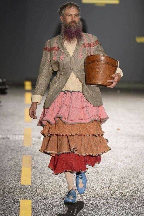 Raul_mostro's tweet photo. Cuando eres hipster, feminista, oficinista, madre luchadora, influencer, vagabundo, modelo de zapatos vintage y en tus ratos libres vas a buscar agua a un manantial. https://t.co/qG51U4dYmM
