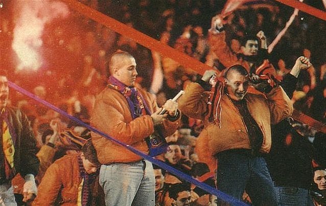 Aquí encenent la bengala que anirà directe cap al cul dels fills de p*** de #LaManadaDeMierda