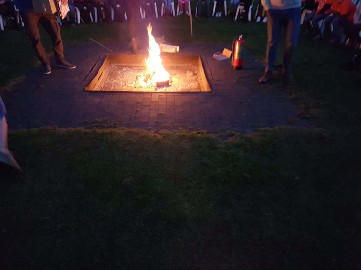 StHappyDays's tweet photo. Gezellig bij het kampvuur https://t.co/vhwDLsKZYi