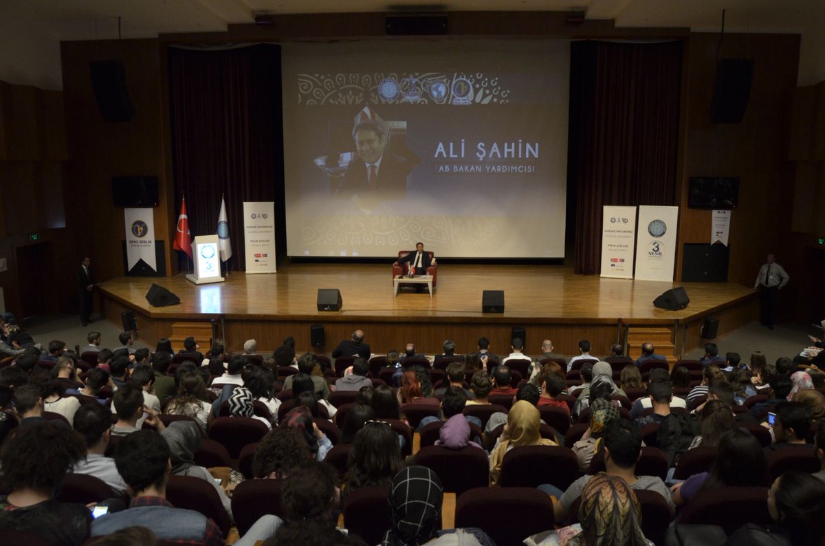 uludagproje's tweet photo. Uludağ Üniversitesi Proje Atölyesi‘nin hazırladığı "Türkiye: Kadim Medeniyet Küresel Misyon" etkinliğinde gençlerle buluşan Ali Şahin tecrübelerini aktararak Türkiye'nin misyon ve vizyonunu anlattı.

Ali Şahin, "DOĞU ANLAŞILMADAN BATI, BATI ANLAŞILMADAN DOĞU ANLAŞILMAZ!" https://t.co/iQATAxkrgU