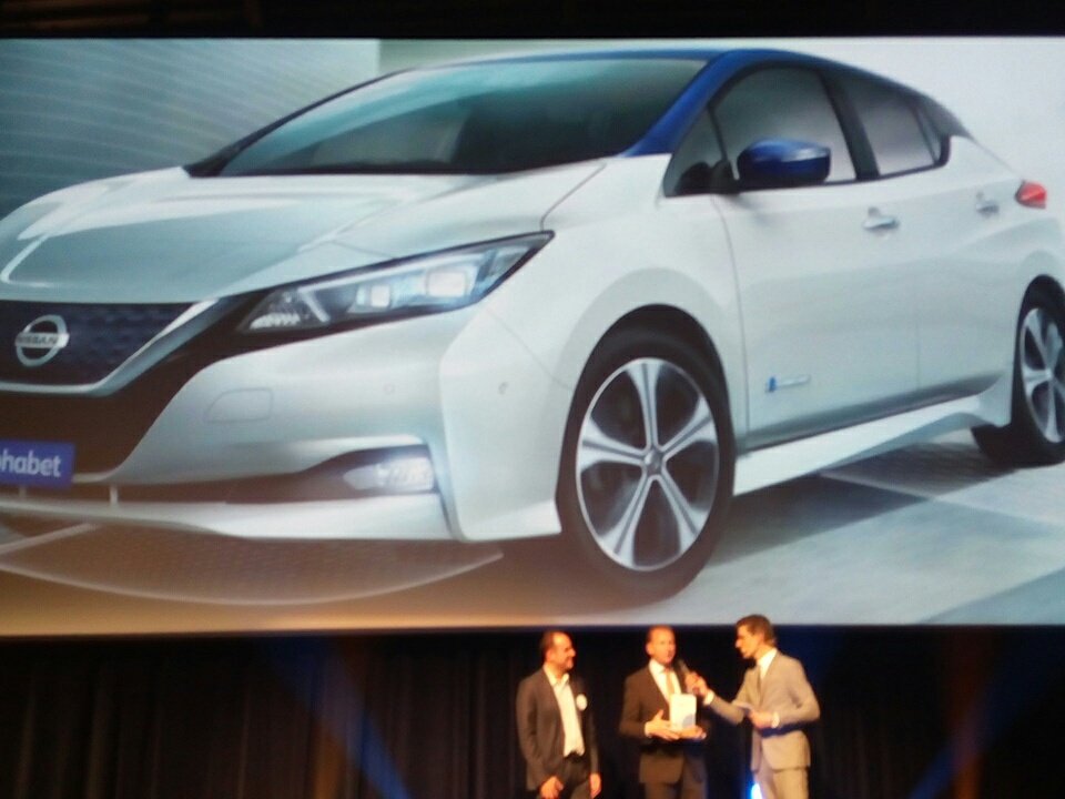 Mark_Pecqueur's tweet photo. Speciale prijs van de jury #LCOTY de nissan leaf: let's go electric https://t.co/JJUedxdjek