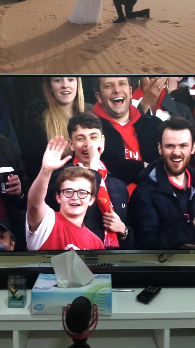 lazyemirati's tweet photo. Arsenal fans after Simeone’s sent off! xD looooool! #arsvsatl #arsenal #atleticomadrid #el #uel #eulsemifinal #arsenalvsmadrid #simeone https://t.co/SOXNjNdxsX