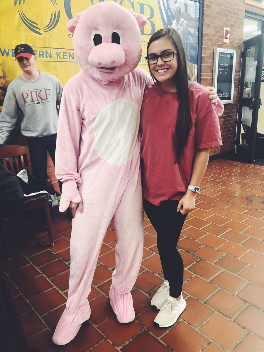 tatumeller's tweet photo. @MurrayPikes @AOIIDeltaOmega #PIKEpig18 💗🐼 https://t.co/S52TrETO7e