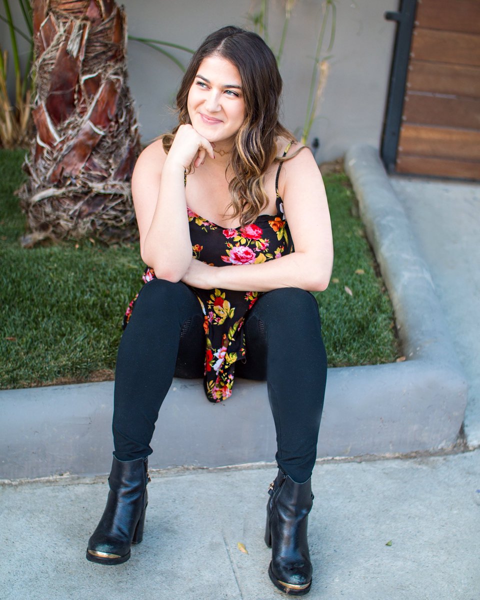 LaurenLipman's tweet photo. Thinking about the weekend like......😏 PS I’m giving away a ticket to see Taylor Swift on tour in LA for May 19th! Watch my newest video to enter🎟🙌🏼 #linkinbio #weekendvibes #TaylorSwift #repTour13Days https://t.co/xByZZvGGWH