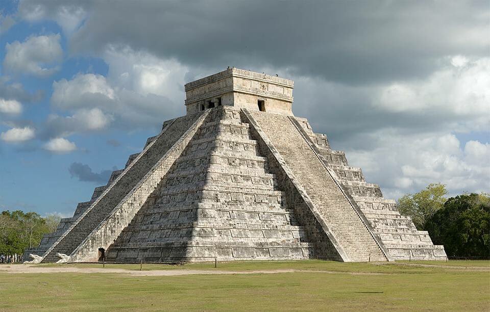 Machezm's tweet photo. La consolidación de la pirámide de Kukulkan en Chichén Itzá, gran parte de este monumento tuvo que ser reconstruido. Declarado en 1988 #Patrimonio de la Humanidad junto al conjunto de Chichén Itza por la UNESCO, fue construido en el siglo XII d.C por los maya itzaíes. (1) https://t.co/cz2UecSa89