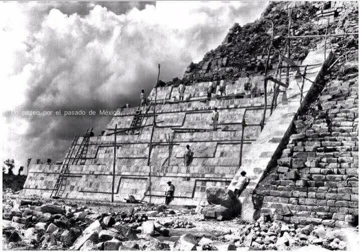 Machezm's tweet photo. La consolidación de la pirámide de Kukulkan en Chichén Itzá, gran parte de este monumento tuvo que ser reconstruido. Declarado en 1988 #Patrimonio de la Humanidad junto al conjunto de Chichén Itza por la UNESCO, fue construido en el siglo XII d.C por los maya itzaíes. (1) https://t.co/cz2UecSa89
