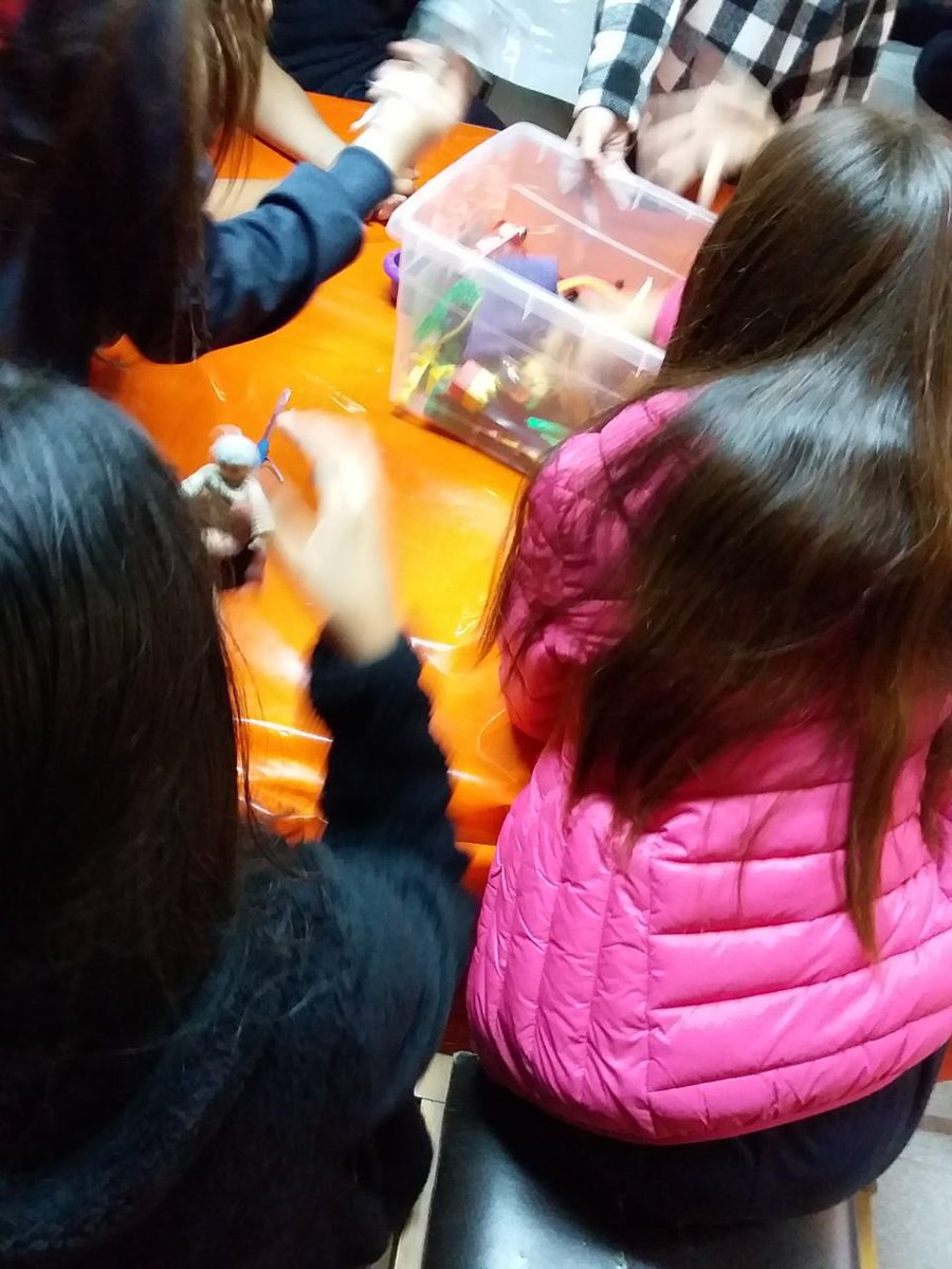 opdvinadelmar's tweet photo. Taller Princesas y Más en escuela Patricio Lynch con el segundo ciclo básico: analizando estereotipos de genero asociados a juguetes #derechosdelosniñosyniñas #noaladiscriminacion #opdviñadelmar #talleres #promociondederechos https://t.co/wQfSkVlyj1
