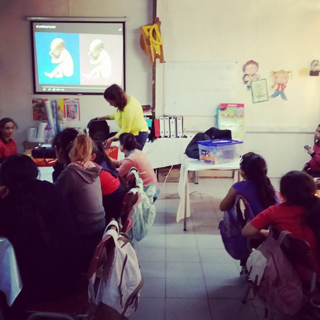 opdvinadelmar's tweet photo. Taller Princesas y Más en escuela Patricio Lynch con el segundo ciclo básico: analizando estereotipos de genero asociados a juguetes #derechosdelosniñosyniñas #noaladiscriminacion #opdviñadelmar #talleres #promociondederechos https://t.co/wQfSkVlyj1