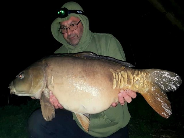 BigFishBaits's tweet photo. Team Member Stuart Petty having a few at the Hinderclay social fishing #MilkOne over #Squilberry #Stench and #SpicedNut. he had a mint 15.4 Mirror a 17.7 Common and to top it all off another plump Mirror at 24lbs .....sorted https://t.co/5O5saJL47X