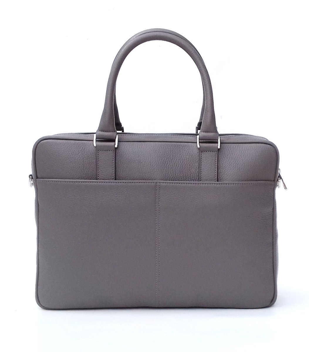 AstolfiPelle's tweet photo. Ogni cosa al proprio posto! Tanto #spazio, #scomparti interni ed esterni con #cerniere per la #sicurezza dei vostri oggetti o documenti. Bella vero? Una #borsa per #viaggiare , spostarsi in comfort. Chi cerca #funzionalità, #praticità e ama linee #eleganti che non tramontano mai https://t.co/SLX3MGzqqI