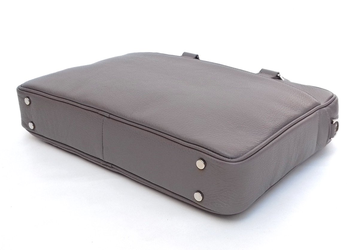 AstolfiPelle's tweet photo. Ogni cosa al proprio posto! Tanto #spazio, #scomparti interni ed esterni con #cerniere per la #sicurezza dei vostri oggetti o documenti. Bella vero? Una #borsa per #viaggiare , spostarsi in comfort. Chi cerca #funzionalità, #praticità e ama linee #eleganti che non tramontano mai https://t.co/SLX3MGzqqI