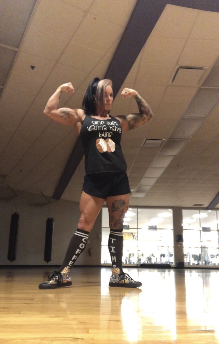 cnesbitt31's tweet photo. Buns and Coffee @TheSoxBox use my code shelifts for a discount 💪🏻 #strongwomen #muscles #Powerlifting #CoffeeLover https://t.co/M72OXPVzs0
