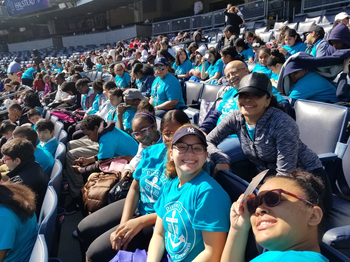 esmtis190's tweet photo. #YankeeStadiumcelebratesstudents #District12 https://t.co/mjfRddRhGe