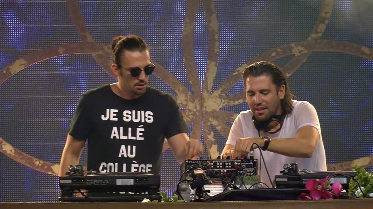 farhat_petra's tweet photo. Who is still watching this incredible #VinylSet #Tomorrowland2016 https://t.co/k4EMX8KzsO @dimitrivegas @likemike wow🔥🔥🔥#TBT https://t.co/Q6IYgRcRSR