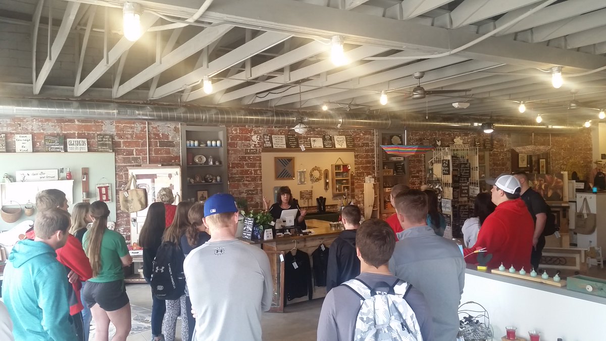 SimpsonCollege's tweet photo. Our REACH #entrepreneurship class listening to Gail Wilson from Unique Decor &amp; More to wrap up the semester discussing how she transitioned a part time idea into a profitable business. Follow your passions! #Success https://t.co/6o92ZBxivM