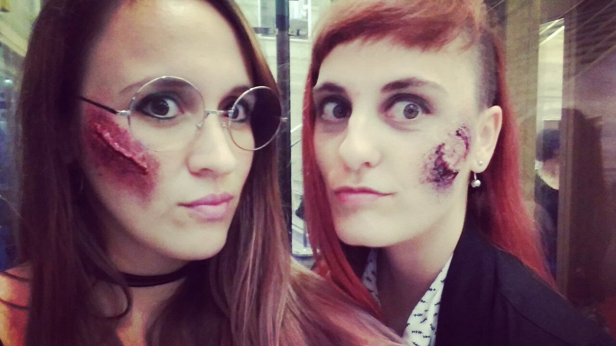 AnXieBre's tweet photo. Nadia y yo resultamos heridas mientras trabajábamos anoche en la premiere de #Aterrados 😱
Sesión de maquillaje previo a proyección.
El evento de terror del año 💀🎬
Aterrados de Demian Rugna estreno 3 de mayo y está tremenda!. Al cine!!
#maquillaje #makeupefects #cineargentino https://t.co/8xOpkn4q0D