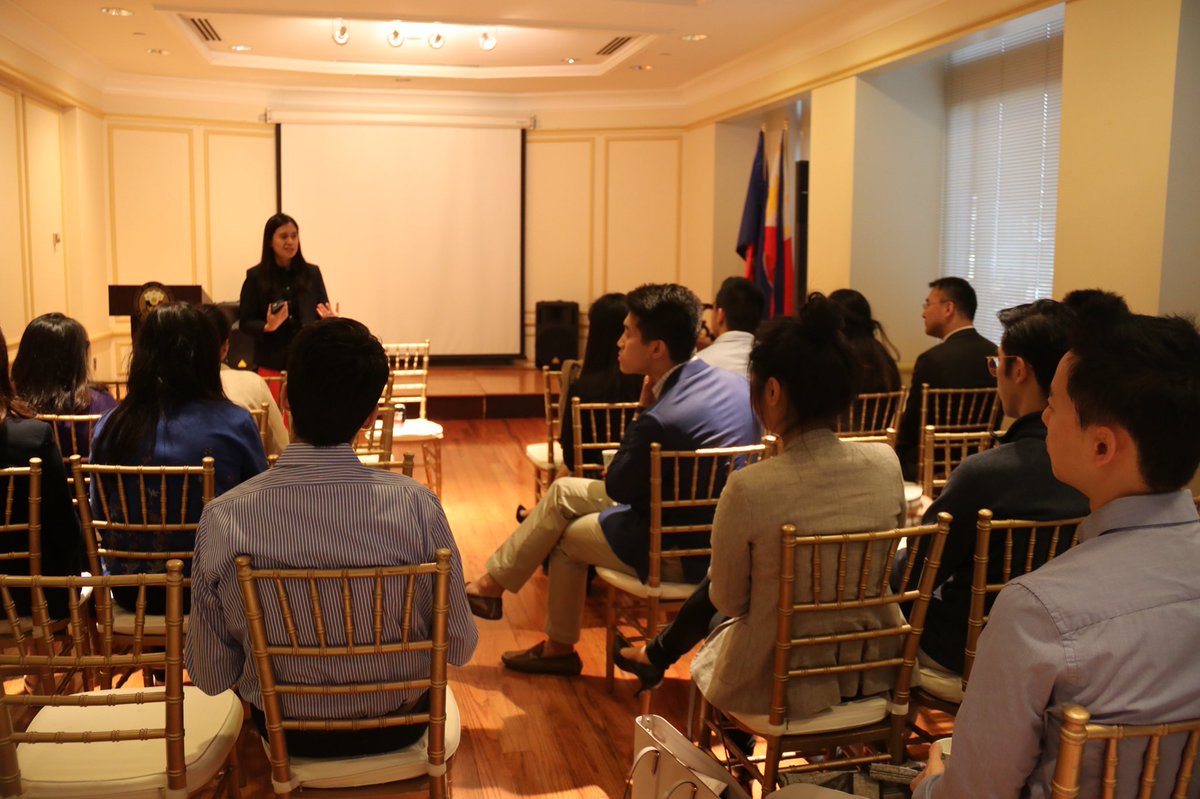 philippinesusa's tweet image. Public Diplomacy Officer Darell Artates briefs visiting @GeorgetownIRC students on PH-US relations including on security &amp;amp;defense,counterterrorism,counter narcotics,trade&amp;amp;investments, people2people ties; highlights importance of @ASEAN; &amp;amp;underscores 3pillars of PH foreign service