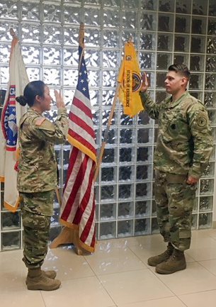 5_MRBn_USARD's tweet photo. #MeetYourArmy SSG Shaun Phillips @AMEDD_RCTR_SA #reenlists ✋ w/help of his former #Soldier, now #ArmyOfficer, 1LT Apphia Kim of 720th MP BN. #ArmyTraditions live on! 🇺🇸 @OICSAMRCr https://t.co/egt7bWegyJ