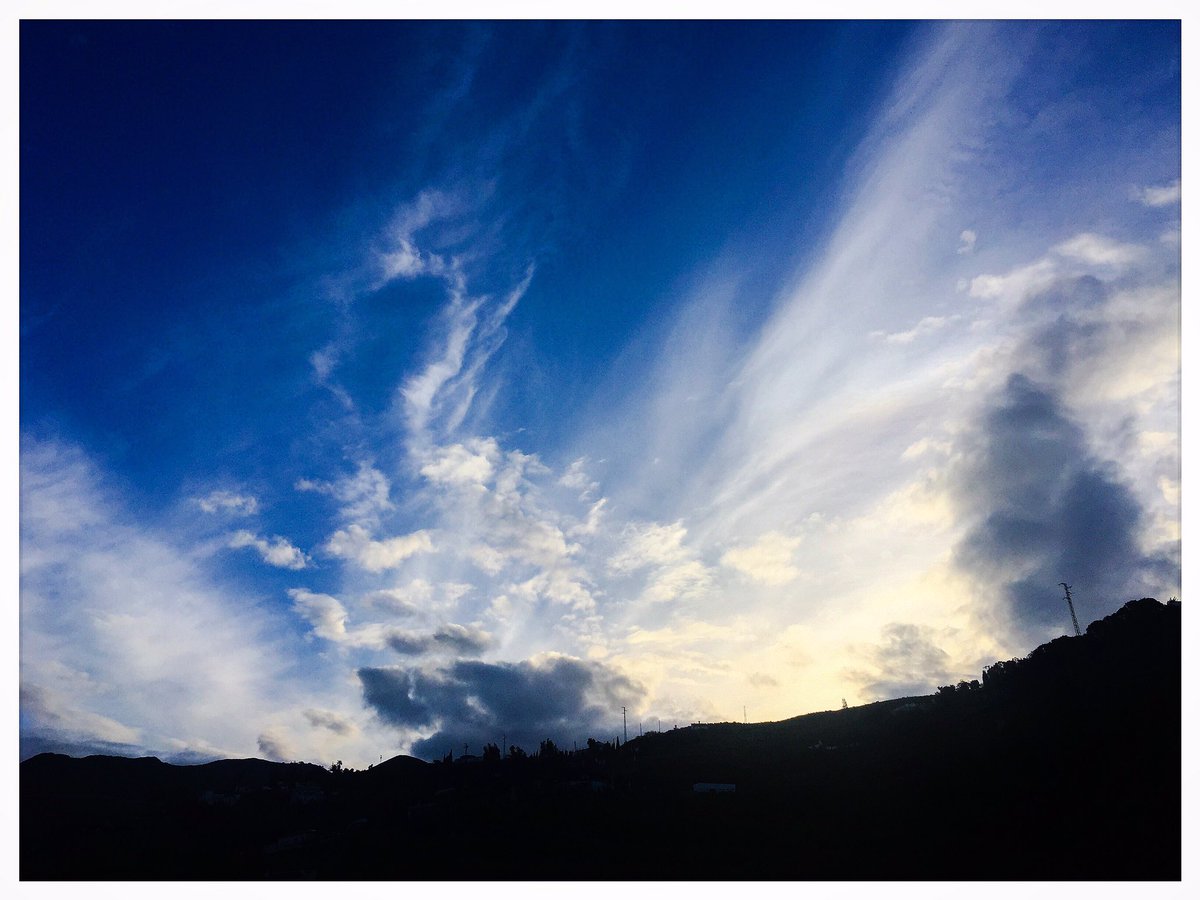 MKWPublishing's tweet photo. Clouds were all over the place waiting for the sun to come over the hill...
#sunrise1 #sunrise #nature #clouds @CloudAppSoc @StormHour @EarthandClouds @ThePhotoHour #weirdlight https://t.co/8NCWxROCY3