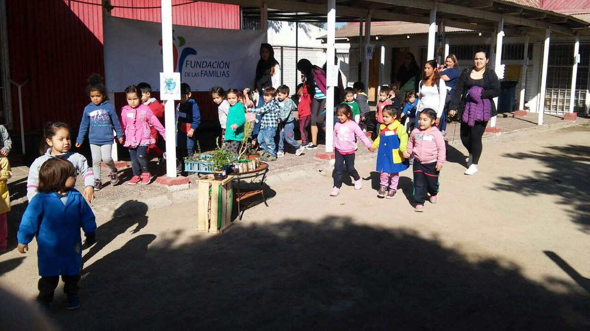 funfamilias's tweet photo. #LaFlorida Invitamos a niñas y niños del Jardín Infantil Arcoíris de @F_integra a nuestro centro familiar, para conmemorar el Día de La Tierra. Los pequeñitos aprendieron conceptos acerca del cuidado del medio ambiente. Reina Luisa 6350, Villa Las Araucarias, La Florida. https://t.co/ueab6ewePJ