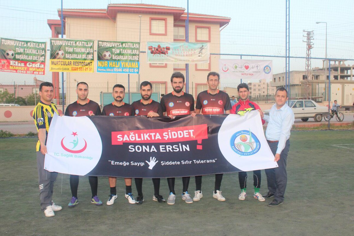 İlçemizde düzenlenen futbol turnuvasında hastane takımımız çeyrek finale çıktı. Takımımıza başarılarının devamını diliyoruz. #SporSağlıktır
@adana_sm @sbkhgm