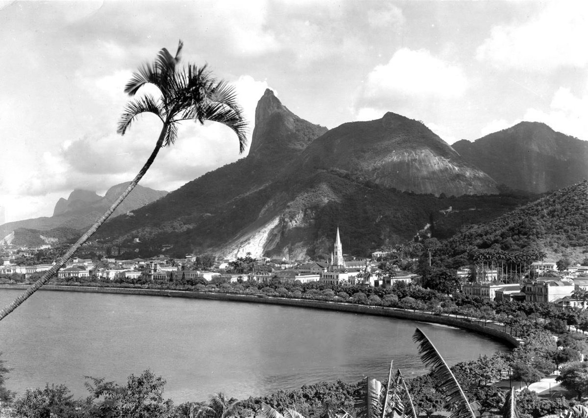 AlohaWanderwell's tweet photo. While in Brazil, Aloha takes a photo from high. Praia de Botafogo in Rio de Janeiro Brazil. 1930-31 Incredible World Journey 1922-1937
#FirstWomantoDriveAroundtheWorld
#AlohaWanderwell
#FemaleIndianaJones
#WanderwellExpeditions
#WanderWoman
#Aviatrix
#Explorer
#Author
#Enigma https://t.co/1xMSYt39Gj