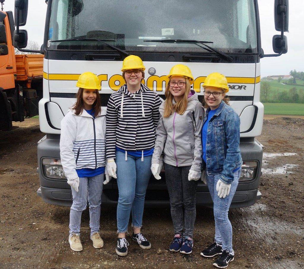 RabmerU's tweet photo. #GirlsDay: auch heuer verbrachten wieder 4 #Mädchen den Tag in meinem Unternehmen @RabmerGruppe und schnupperten dabei „Technikluft“ im Baubetrieb. Sie haben ein umfangreiches Programm absolviert: #Baggerfahren, #Planung, #Baustelle, hat sichtlich Spaß gemacht #TechnikmachtSpaß https://t.co/8oJWseQtLB