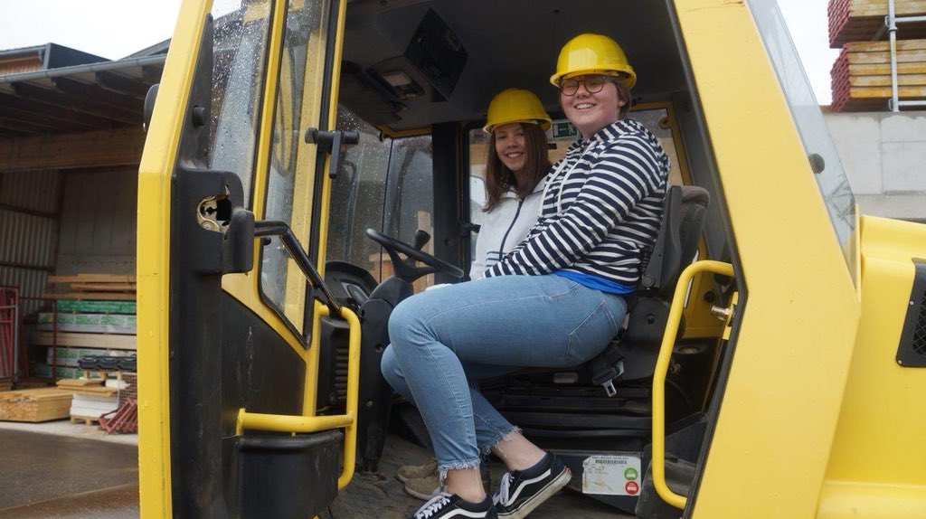 RabmerU's tweet photo. #GirlsDay: auch heuer verbrachten wieder 4 #Mädchen den Tag in meinem Unternehmen @RabmerGruppe und schnupperten dabei „Technikluft“ im Baubetrieb. Sie haben ein umfangreiches Programm absolviert: #Baggerfahren, #Planung, #Baustelle, hat sichtlich Spaß gemacht #TechnikmachtSpaß https://t.co/8oJWseQtLB